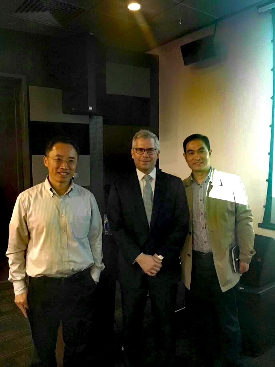 我院常务副院长文学国教授主持了本次讲座,科研处处长杨会军,交流合作